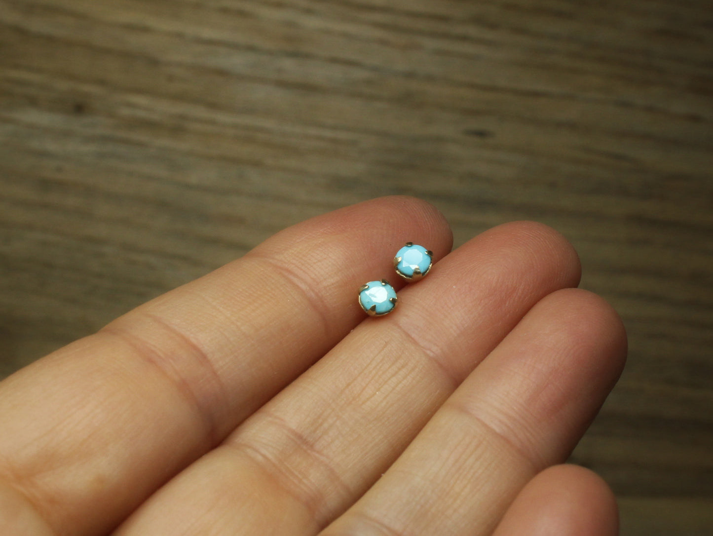 Turquoise Prong Stud Earrings in 9ct Gold